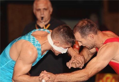 Auch eine blutende Wunde konnte ihn nicht stoppen: Andreas Dik (links) siegte gegen den Penzberger Alexander Dürr. Foto Wittenzellner