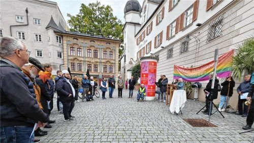 Auf dem Platz vor dem Mittertor am Ludwigsplatz versammelten sich die christlichen und muslimischen Gemeinden der Stadt zu einem gemeinsamen Gebet für den Frieden.

Foto Evangelisches Dekanat Rosenheim