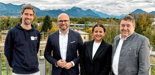 Auf der Dachterrasse des „Stellwerk 18“ in Rosenheim: (von links) Geschäftsführer Dr. Florian Wiesböck, Digitalminister Dr. Fabian Mehring, Geschäftsführerin Carla Kirmis und Landtagsabgeordneter Sepp Lausch.