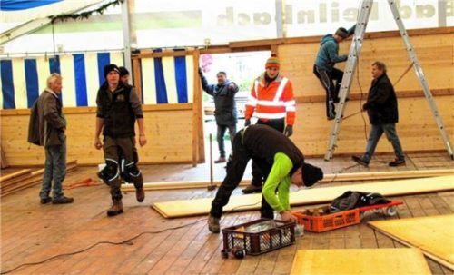 Aufbau des Festzeltes zum Auer Kirta.Foto sTrim