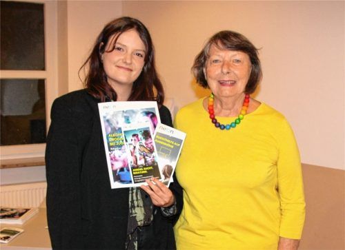Ausführlich mit fundiertem Wissen informierte Adeline Heinz (links) auf Einladung von Agathe Lehle (rechts) über die Legalisierung von Cannabis. Foto strim