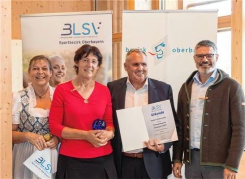 Auszeichnung für ihre Leidenschaft für den Sport: (von links) die stellvertretende BLSV-Bezirksvorsitzende Elke Baumgärtner, Ehrenamtspreisträgerin Kathrin Rohrmüller, Rosenheims BLSV-Kreisvorsitzender Rainer Pastätter und Bezirksrat Jürgen Haindl.Foto Michael Kahms
