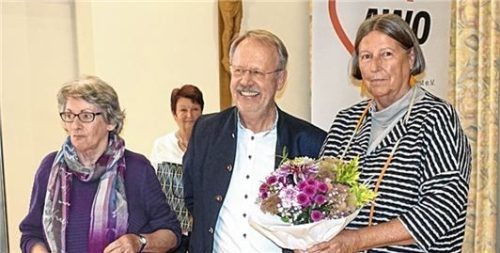 AWO-Bundespräsidentin Kathrin Sonnenholzer (rechts) bekam von der stellvertretenen Ortsvorsitzenden Elke Flender-Bach und Vorsitzendem Lorenz Ganterer einen Blumenstrauß als Dankeschön überreicht.
