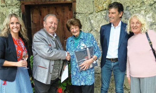 Balbina Kuchler (Mitte) empfing die Glückwünsche des Zweiten Bürgermeisters Klaus Christoph (Zweiter von links) flankiert von Enkelin Katrin, Sohn Werner und Tochter Monika (von links). Foto baumann