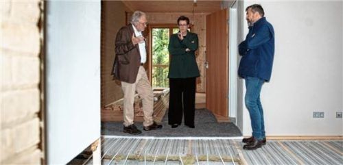 B&O Gründungsgesellschafter Dr. Ernst Böhm, Architekt Florian Nagler und Bundesbauministerin Klara Geywitz bei der Besichtigung des Forschungshauses IV. Foto B&O Bau ForschungsQuartier