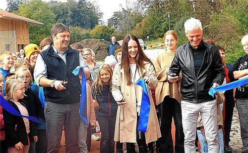 Band durchgeschnitten: (von links) Rektor Wolfgang Hutzler, Schülersprecherin Celine Leier und Verbandsvorsitzender Thomas Schmidinger eröffneten offiziell die neue Sportanlage.Foto unterforsthuber