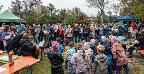 Bauernherbst in Prutting? Da muss man dabei sein! Schon gegen 10 Uhr, als der „Kindergarten-Chor“ den Bauernherbst eröffnete, waren reichlich Besucher da. Fotos Thomae