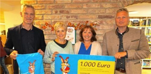 Bayernwerk-Kommunalbetreuer Alexander Usselmann (von links) übergab die Spende an Bücherei-Leiterin Petra Divko und ihre Stellvertreterin Anna Weigel im Beisein von Bürgermeister Richard Richter.Foto baumann