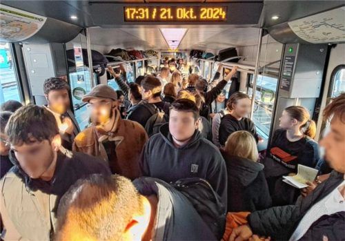 Beengte Zustände: Überfüllter Zug von Rosenheim nach München. Foto Weiser
