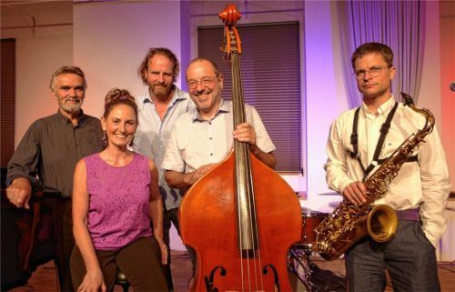 Begeisterten in der Kulturmühle: „Swing it up“ (von links) mit Bernd Stahuber (Klavier), Barbara Roberts (Gesang), Andreas Gleixner (Schlagzeug), Toni Wiedemann (Bass) und Matthias Huber (Saxofon). Fotos fuchs
