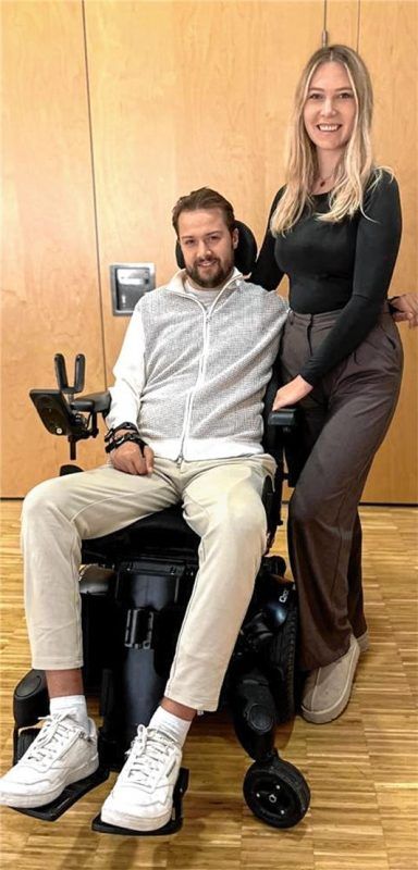Begeisterter Empfang für Mike Glemser und Freundin Lara im Kuko Rosenheim.Foto Huber