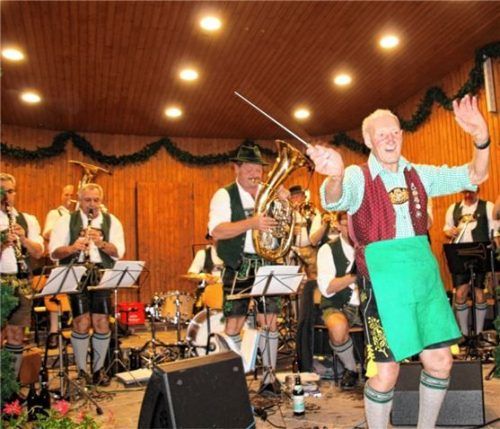 Begleitet von frenetischem Applaus dirigierte der Bauernwagner Kari (Karl Korn) ein böhmisch-mährisches Stück der Blaskapelle „Stoijanka“.Foto strim