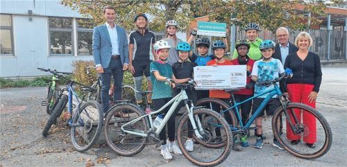 Bei der Preisübergabe: (von links) Thomas Dobner, Abteilungsleiter Privatkunden Sparkasse Rosenheim, Ursula Jaiser, Thomas Kroiß, Hans Daxlberger und die Schulleiterin des Karolinen-Gymnasiums, Sigrid Rechenauer.Foto re