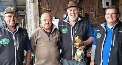 Bei der Siegerehrung: (von links) Vorsitzender Hans Kellerer, Georg Moosleitner, Vereinsmeister Franz Vogl sowie Zweiter Vorsitzender Andreas Ramthun.Foto wolf