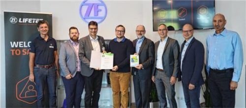 Bei der Übergabe der Urkunde freuten sich (von links) Hans Peter Neumayer, Wirtschaftsförderer Thomas Perzl, Landrat Max Heimerl, Christian Gründl, Bernhard Herrmann, Michael Ruster, Georg Maier und Robert Gerhart. Foto landratsamt Mühldorf
