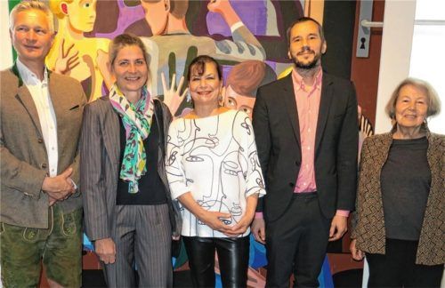 Bei der Vernissage: (von links) Bürgermeister Richard Richter, Klee-Tochter Katja, Galerie-Leiterin Cornelia Ahrens, Künstler Christoph Ruckhäberle und die Fördervereins-Ehrenvorsitzende Ute Bößwetter. Fotos baumann