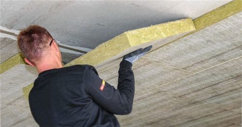 Bei einer Dämmstoffstärke von bis zu 16 Zentimeter genügt es, eine Schicht Klebemörtel auf den tragfähigen Untergrund aufzubringen und die Platten anzupressen. Foto Heck Wall Systems