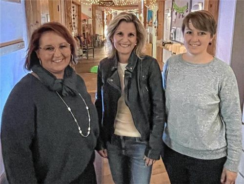 Beim Besuch im Kindergarten Raupennest: (von links) Einrichtungsleiterin Manuela Thalmayr hieß die Abgeordnete Daniela Ludwig und Linda Matzke vom MintNetz „18 plus“ willkommen.Foto re