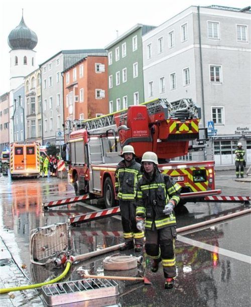 Beim Brand einer Wohnung in einem Mehrfamilienhaus in der Heilig-Geist-Straße wurden mehrere Personen verletzt. Einige Bewohner können vorerst nicht mehr zurück in das Gebäude.