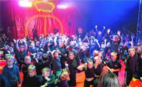 Beim Finale durften alle kleinen Artisten noch einmal in die Manege und den Applaus genießen. Fotos Baumann