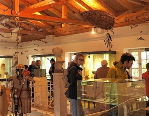 Beim letzten Familientag im Römermuseum für dieses Jahr am kommenden Sonntag ist für kleine und große Fans der Antike einiges geboten. Foto  Römermuseum Seebruck