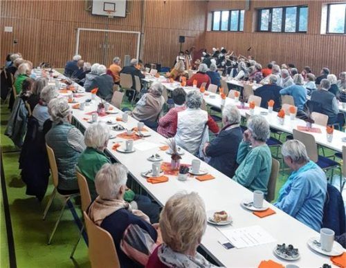 Beim Seniorennachmmitag war die Mehrzweckhalle wieder sehr gut gefüllt. Foto Stache