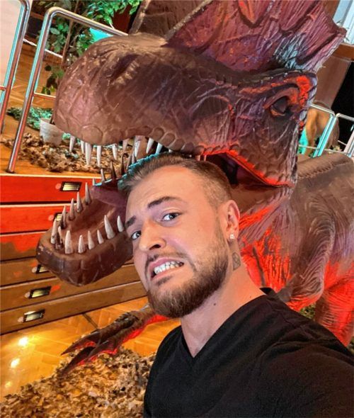 Beißt der? Oder will der nur spielen? Danny Pfisterer (27) mit einem seiner Ausstellungsstücke, mit denen er Anfang November nach Bruckmühl kommt Foto re