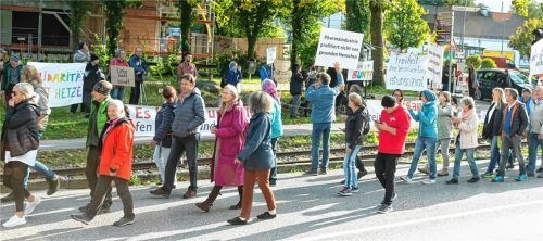 Bereits 2022 marschierten in Prien zum Tag der Deutschen Einheit Demonstranten und Gegendemonstranten von „Prien bleibt bunt“.Foto Berger
