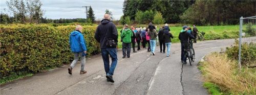 Besichtigungsgruppe an der Kurve Karolinenhöhe vor dem Planungsgebiet. Foto re
