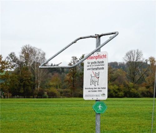 Bislang unbekannte Diebe haben an der Breitensteinstraße in Feldkirchen-Westerham nicht nur das Ortsschild von Feldolling gestohlen, sondern auch die Halterung schwer demoliert. Foto  Merk