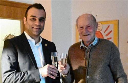 Bürgermeister Alois Loferer stößt mit Jubilar Engelbert Brüderl an.Foto Ammelburger