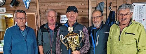 Bürgermeister Georg Weigl (von links) beglückwünschte die diesjährigen Gemeindemeister Lorenz Wimmer, Siegi Franke, Herwig Freiwald und Martin Stadler. Foto stache