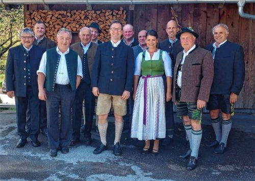 Bürgermeister Klaus Meixner mit Mitgliedern des Gemeinderates und der Wassergemeinschaft Niklasreuth e.V. (von links): Martin Berchtold, Alois Bucher, Georg Duschl, Josef Juffinger, Vorstand Christian Gumberger, Martin Hofer, Günter Holzeder, Margarete Stöger, Maximilian Eppsteiner, Sixtus Juffinger und Peter Findl.