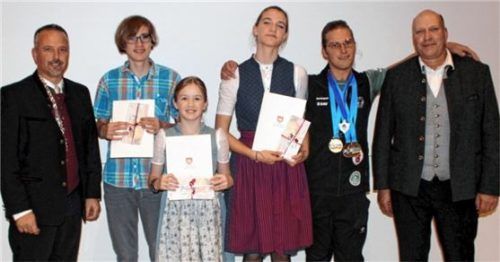 Bürgermeister Max Singer (links) und dessen Stellvertreter Christian Bergener (rechts) zeichneten (von links) Phillipp Schneider, Lea Bernrieder, Marie Heide und Korbinian Franck aus. Foto Strim