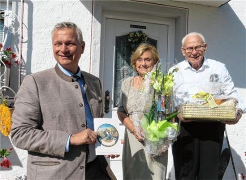 Bürgermeister Richard Richter gratulierte Rudolf und Rosmarie Fastenmeier persönlich.Foto Baumann