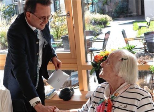 Bürgermeister Stefan Schlier gratulierte Therese Matschke im Namen der Stadt. Foto kutscher