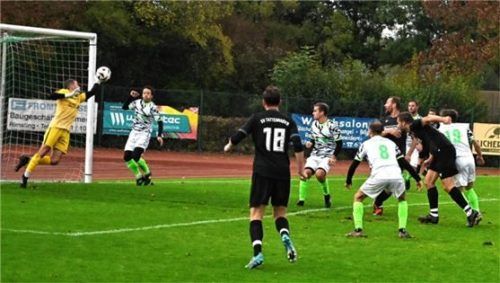 Chance für Tattenhausen durch den Kopfball von Thomas Masberg, aber Priens Torwart Timo Tausendfreund fischte die Kugel aus dem Eck.Foto Franz Ruprecht