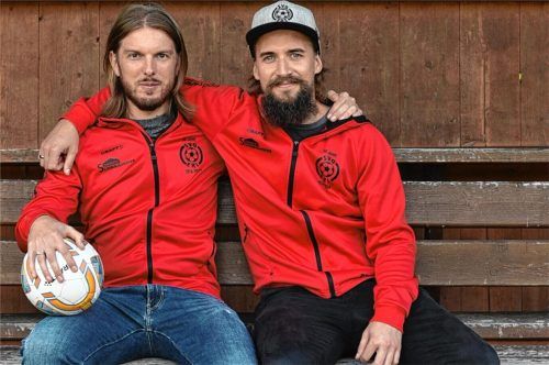 Christoph Esterl und Stefan Pfisterer (rechts) werden 2025 als Jesus-Darsteller auf der Bühne des Passionsspielhauses stehen. Die beiden Erler verbindet eine langjährige Freundschaft und eine gemeinsame Leidenschaft neben der Passion: der Erler Fußballverein.Foto O&K Kommunikation