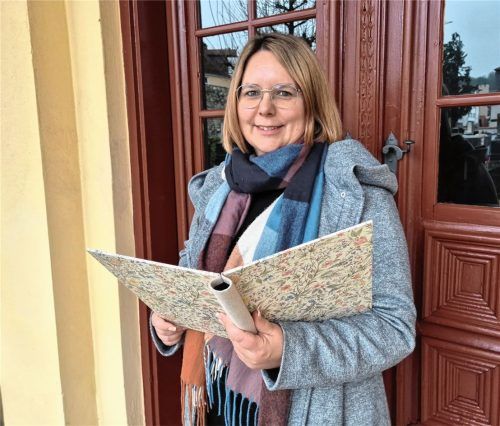 Claudia Einberger ist freie Trauer-Rednerin. Mit ihrem Manuskript steht sie hier vor der Friedhofskapelle in Wasserburg. Sie spricht nicht frei, für ihre Reden bekam sie bisher viel Lob.Foto Rieger