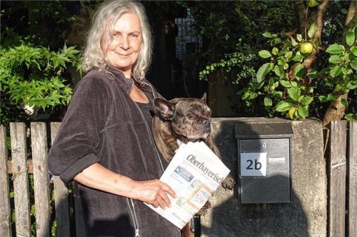 Damit die Zeitung pünktlich zum Frühstück bei den Lesern auf dem Tisch liegt, ist Patricia Krause ab 2 Uhr in der Früh unterwegs. Foto Karin Wunsam