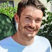 Vor der Stadtbibliothek gibt es jetzt Kleidung gratis