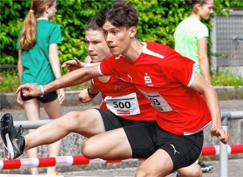 Daniel Herzog vom TSV Wasserburg siegte über 80 Meter Hürden und im Hochsprung. Foto Ludwig Stuffer