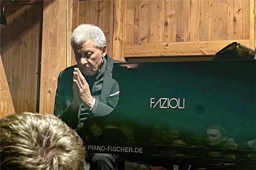 Dank an das Publikum: Abdullah Ibrahim beim letzten seiner vier Geburtstagskonzerte.Foto kirchner