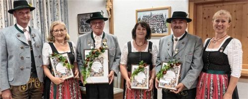 Dank an verdiente Mitglieder: (von links) Vorsitzender Christian Staudinger, Ehrenmitglied Christine Wandl, Ehrenvorsitzender Hans Seidl senior, die Ehrenmitglieder Rosalie Redl und Herbert Klinghuber sowie Zweite Vorsitzende Christine Zehetmair.Foto  re