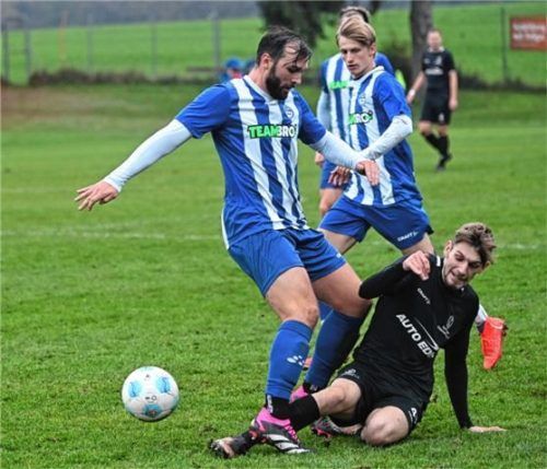 Das Bild täuscht: Am Ende war Ostermünchen (am Boden Kai Polotzek) gegen Brannenburg (Jonas Lampert) obenauf. Foto Franz Ruprecht