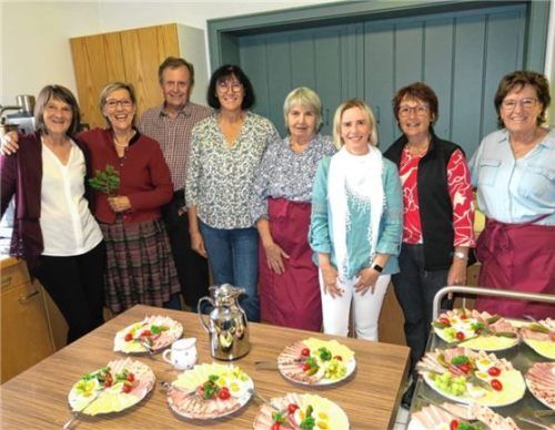 Das engagierte Göttinger Organisationsteam bewirtete die Senioren: (von links) Anneliese Weißbrich, Gaby Seydel, Dr. Jochen Seydel, Petra Schmidt, Inge Seitz, Daniela Zelz, Monika Mack und Lilly Kloppenborg. Foto  Baumann