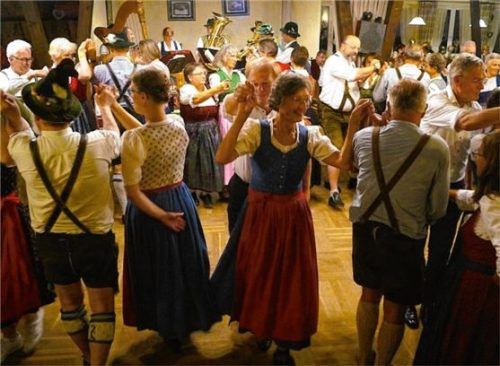 Das Erntetanzl mit der Oberlauser Tanzlmusi fand beim Kistlerwirt in Bad Feilnbach statt.Foto Volkstanzkreis Rosenheim