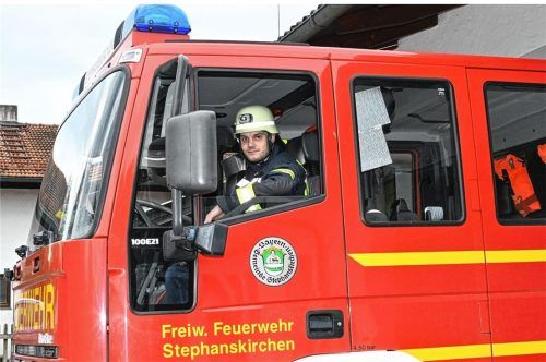 Das erste Mal am Steuer eines großen Einsatzfahrzeuges: Michael Hiebl von der Feuerwehr Stephanskirchen hat seinen Lkw-Führerschein erst direkt vor dem Fototermin gemacht. Bezahlen muss er ihn nicht selber. Das tun andere. „Er ist ein ganz Aktiver, er hat‘s verdient“, sagt sein Kommandant. Foto Peter Schlecker
