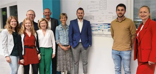 Das Familienunternehmen Maier Walzen investiert in die Zukunft: (Von links) Elisabeth, Veronika, Werner und Gertrud Maier mit Ulli, Manuela, Maximilian und Thomas Maier sowie der Anwältin Dr. Angelika Maier. Foto Lohmann