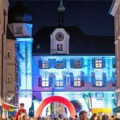 „Rosige Zeiten“ lässt die Rosenheimer Innenstadt erstrahlen